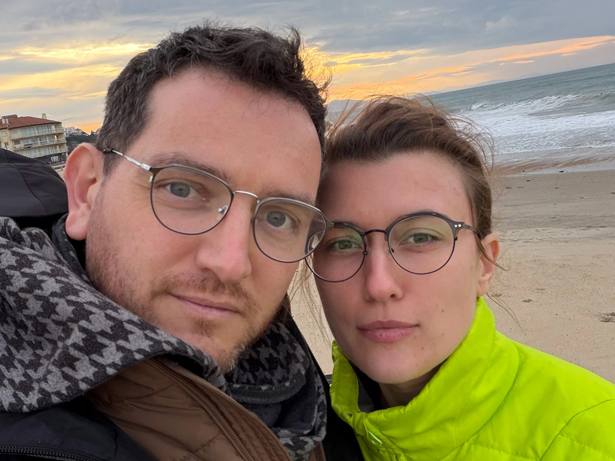 Kateryna et Romain, fondateurs d'IOcafé, sur la plage à Biarritz