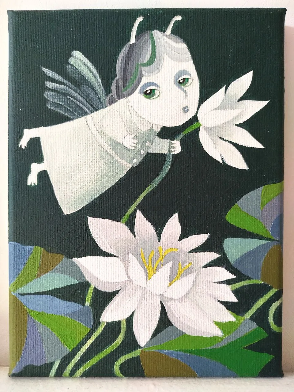 Petit personnage ailé aux yeux verts tenant une fleur blanche, près d’une autre, grande ouverte, sur fond vert sombre.