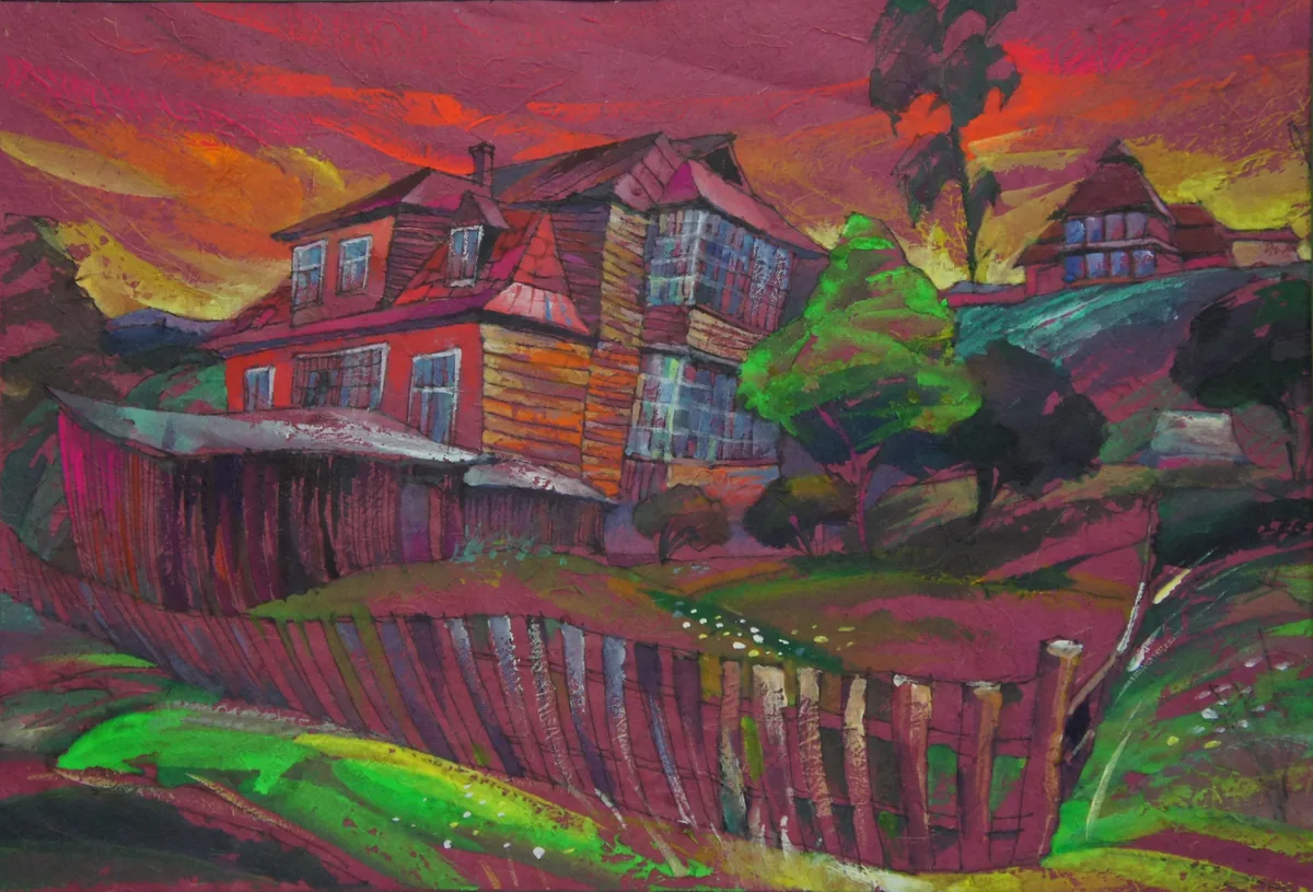 Maisons de bois aux grandes fenêtres derrière une palissade courbe, arbres vert vif, ciel strié d’orange sur fond pourpre.